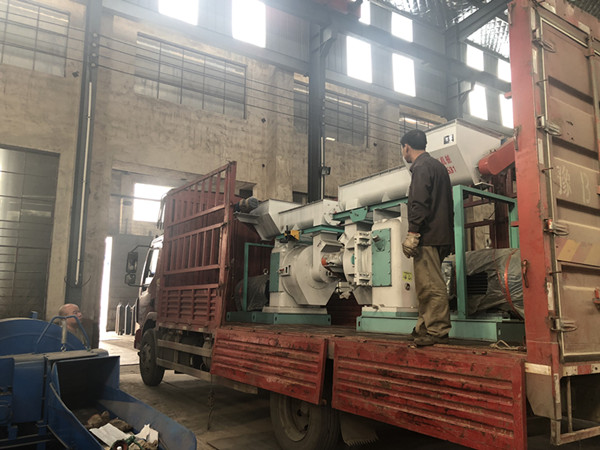 秸稈顆粒機(jī)2臺(tái)裝車(chē)