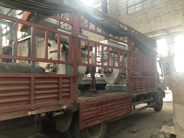 秸稈顆粒機(jī)裝車(chē)完成